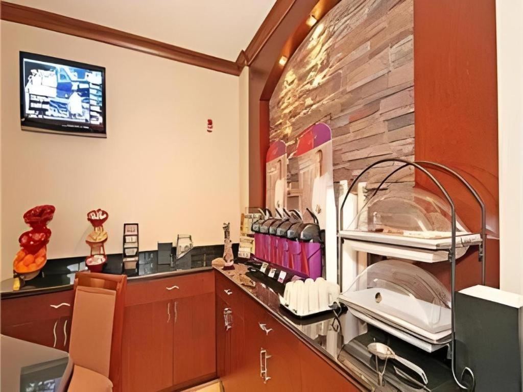 Staybridge Suites Newport News Bagian luar foto