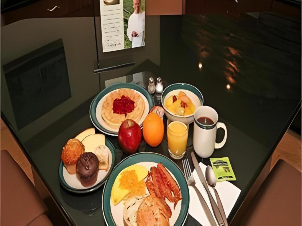 Staybridge Suites Newport News Bagian luar foto