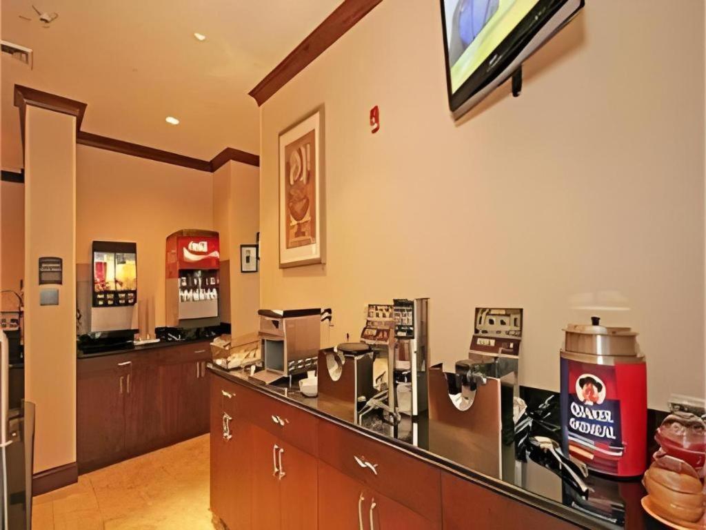Staybridge Suites Newport News Bagian luar foto