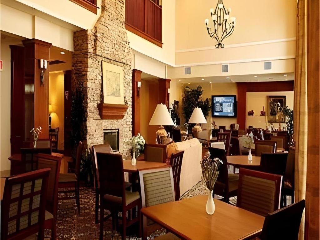 Staybridge Suites Newport News Bagian luar foto